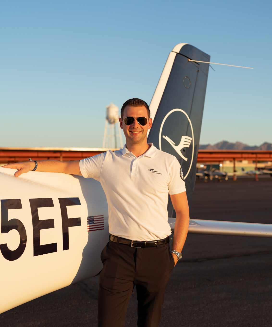 Daniel Hardt vor einem Flugzeug